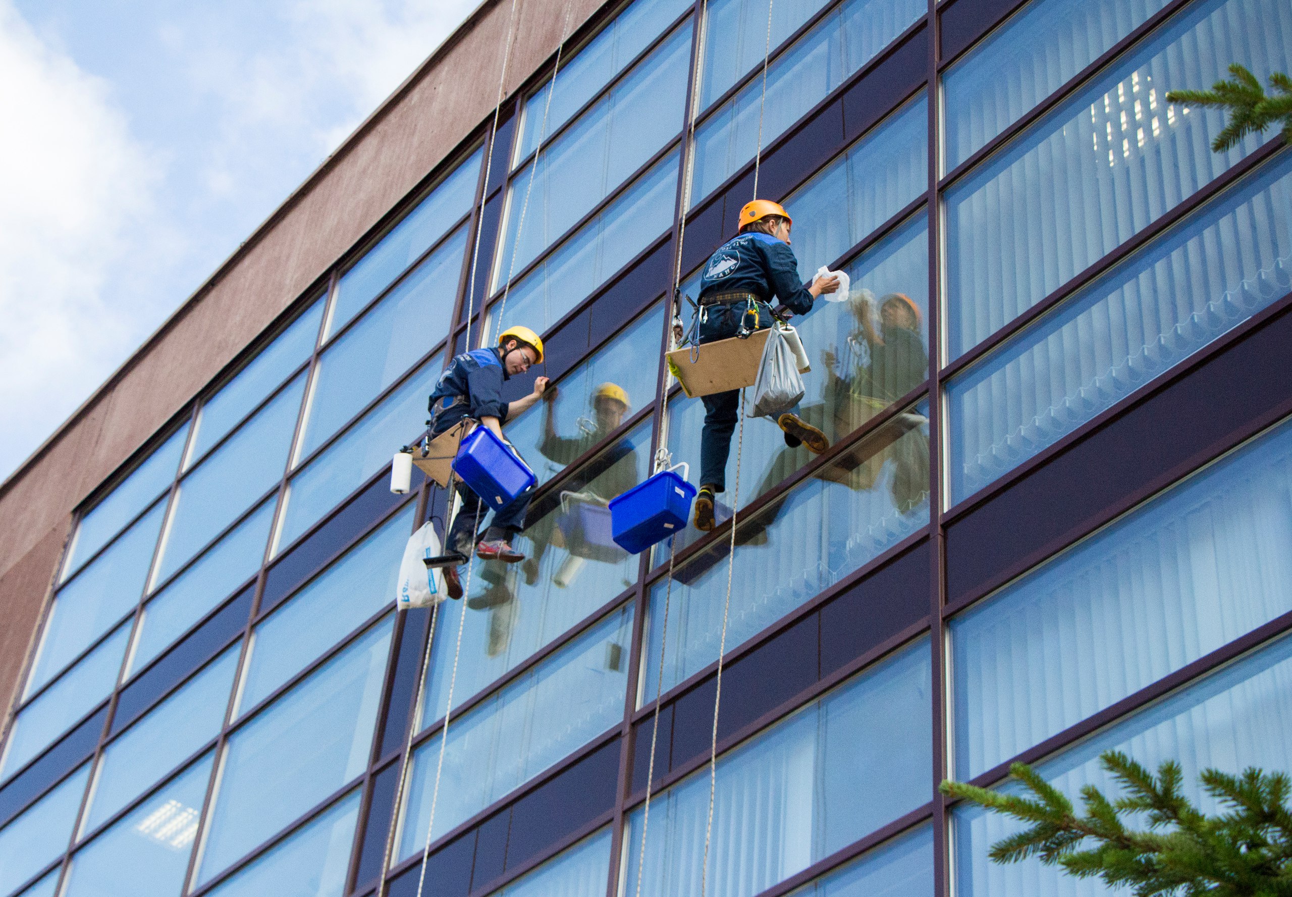 Мойка фасадов зданий альпинистами в Москве | Цена мойки фасада за м2 - K5
